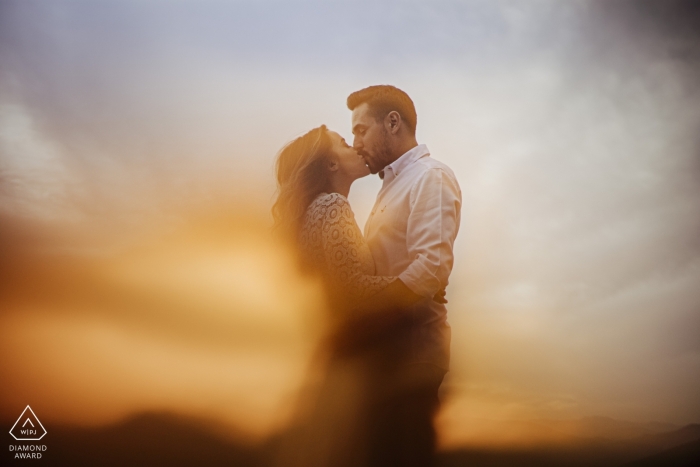 Foto: <a href="https://www.wpja.com/photos/diamond-award-top-wedding-engagement-photographer/2560056"> Emre Nesli - İstanbul Istanbul Mersin die Türkei-Paarportrait durch ein orange Glas