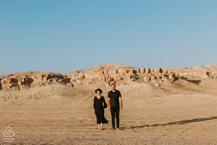 Kuwait - Em lugar nenhum | Retrato de noivado de casal vestido de preto