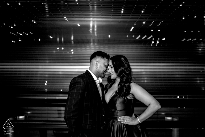 Foto: <a href="https://www.wpja.com/photos/diamond-award-top-wedding-engagement-photographer/2560131"> Brittany Diliberto - Arlington Virginia Verlobungsfotograf - Ein Paar lacht zusammen im Leo Villareal, Multiversum in der National Gallery of Art.