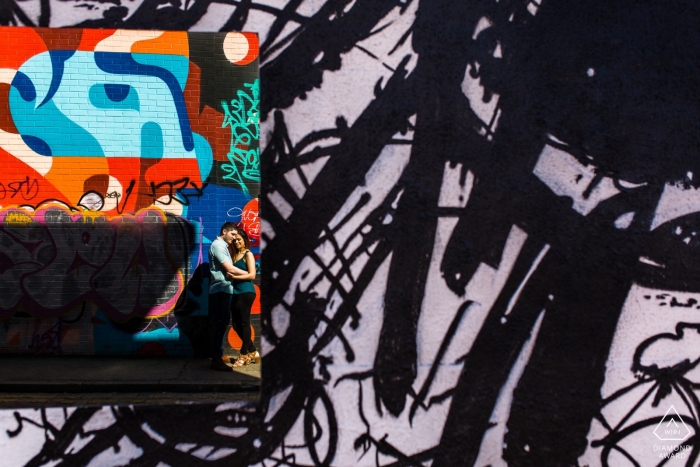 Photo par: <a href="https://www.wpja.com/photos/diamond-award-top-wedding-engagement-photographer/2561129"> Annamarie Stepney - Horsham West Sussex Shoreditch, Londres Graffiti love engagement portrait - Photographie avec des peintures murales d'art mural.
