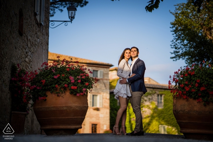 Borgo San Felice, sesión de compromiso de Siena con una puesta de sol y un fondo impresionante