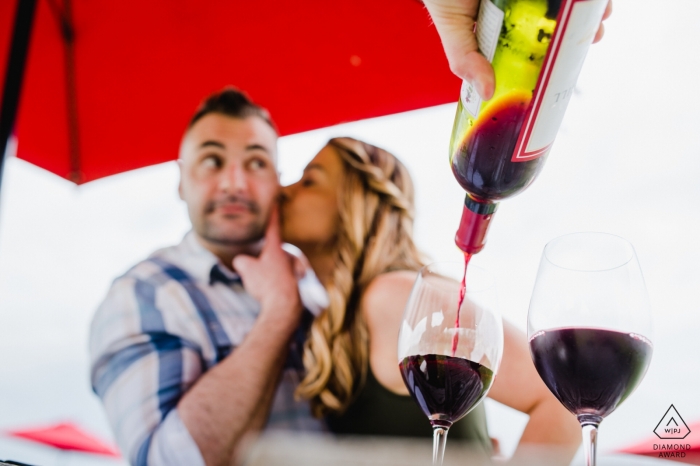 Greenhill Winery, Middleburg, VA portraits de couple avec son baiser, vin rouge et parapluie rouge Greenhill Winery, Middleburg, VA | Son baiser, vin rouge et parapluie rouge