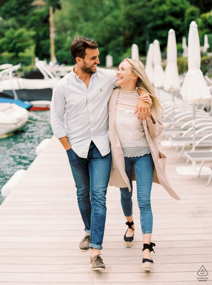 Annecy, Alpes françaises - Un couple se promène près du lac à Annecy