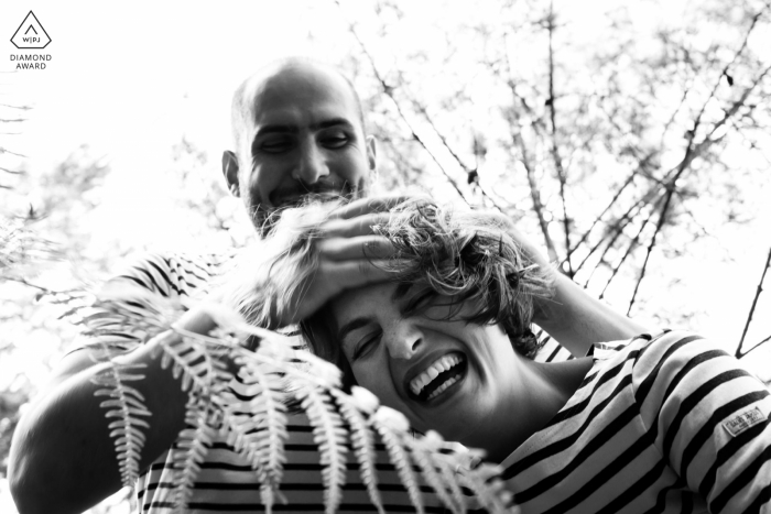 Foto por: <a href="https://www.wpja.com/photos/diamond-award-top-wedding-engagement-photographer/2561373"> Chrystel Echavidre - Saubrigues Nouvelle-Aquitaine en el bosque - jugando juntos durante la sesión de compromiso.