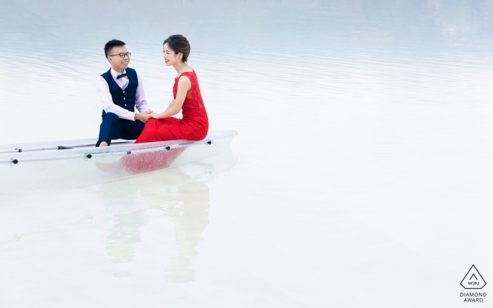 Chaka Salt Lake-Vorhochzeitssitzung in einem transparenten Boot auf einem See in Qinghai Chaka Salt Lake-Vorhochzeitssitzung in einem transparenten Boot auf einem See in Qinghai
