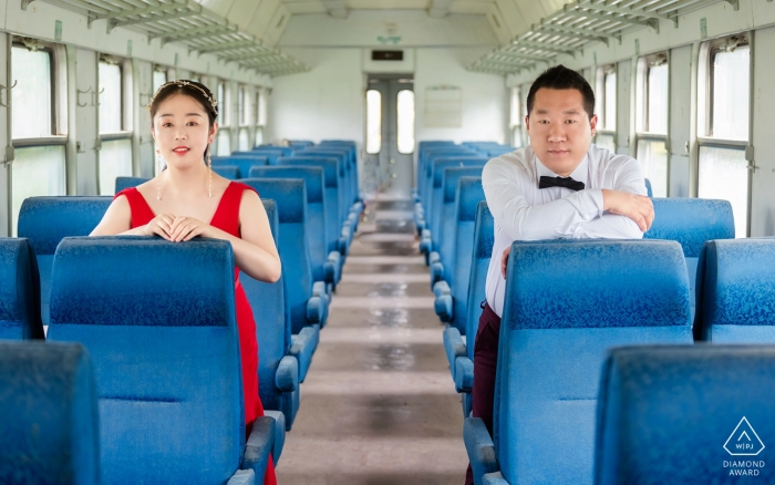 Session de couple avant le mariage dans un train abandonné à Xining, Qinghai, Chine Session de couple avant le mariage dans un train abandonné à Xining, Qinghai, Chine