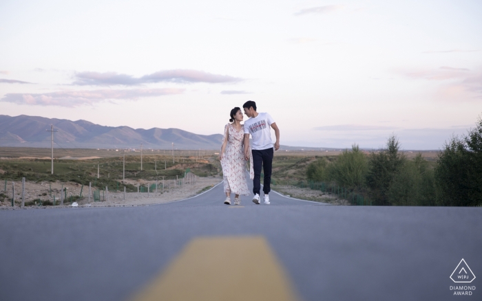Photo: <a href="https://www.wpja.com/photos/diamond-award-top-wedding-engagement-photographer/2562413"> Binbin Wong - Xining City Un couple de pré-mariage tire sur la route du plateau à Shadao, Qinghai