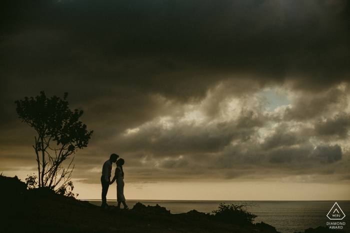 Foto: <a href="https://www.wpja.com/photos/diamond-award-top-wedding-engagement-photographer/2562428"> MangKhris Santika - Gianyar Bali Balangan-Strand Bali - Indonesien-Porträtsitzung mit einem Paar bei Sonnenuntergang.