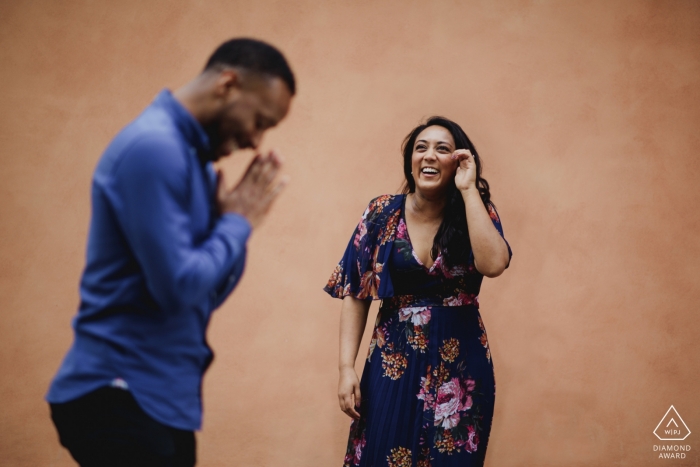 Casal de Roma brincando na Itália durante a sessão de retrato de noivado.