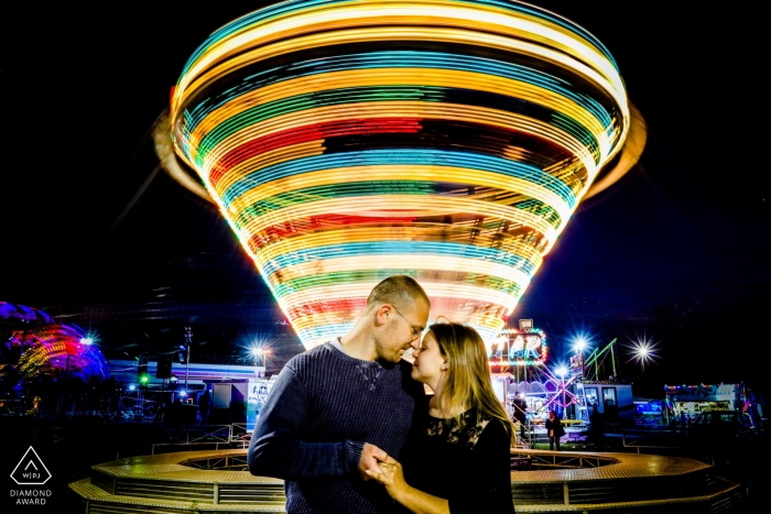 Portrait de fiançailles à obturation lente avec le flou de Siracusa luna park.