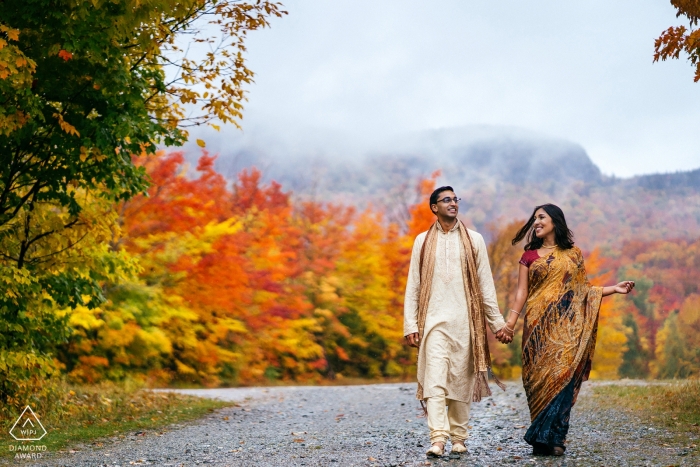 Couple parmi les couleurs d'automne au Mont-Orford, Québec