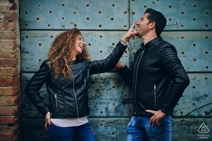 Retratos de pareja del lago Trasimeno - Disparo de compromiso divertido