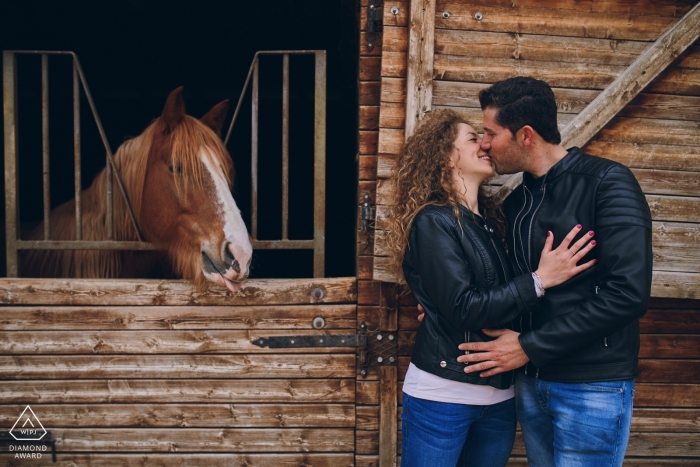 Horse house Kiss - Coppia durante la loro sessione di foto di fidanzamento nel fienile.