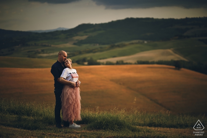 Portrait de couple avant le mariage à Cappella di Vitaleta pendant le coucher du soleil