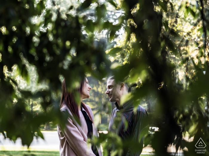Photo: <a href="https://www.wpja.com/photos/diamond-award-top-wedding-engagement-photographer/2562860"> Michela Bocciarelli - Milan Milan Milan, Italie photos de fiançailles prises à travers les arbres verts bas.