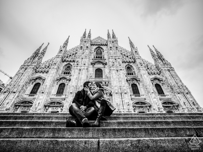 Verlobungsfoto Mailands, Italien mit großem Gebäude in Schwarzweiss