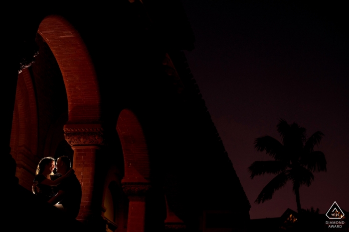 Sessione delle coppie del ritratto di Key West Florida con un cielo notturno del mattone rosso