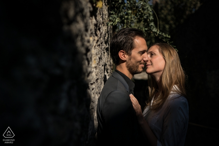 Annecy, France Couple engagé fiancé, juste avant le baiser