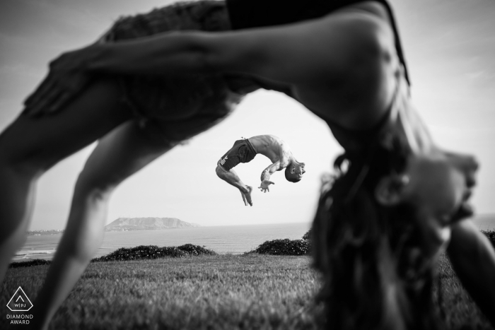 Lima, Pérou Une session de mariage avec un couple de gymnastique faisant des flips