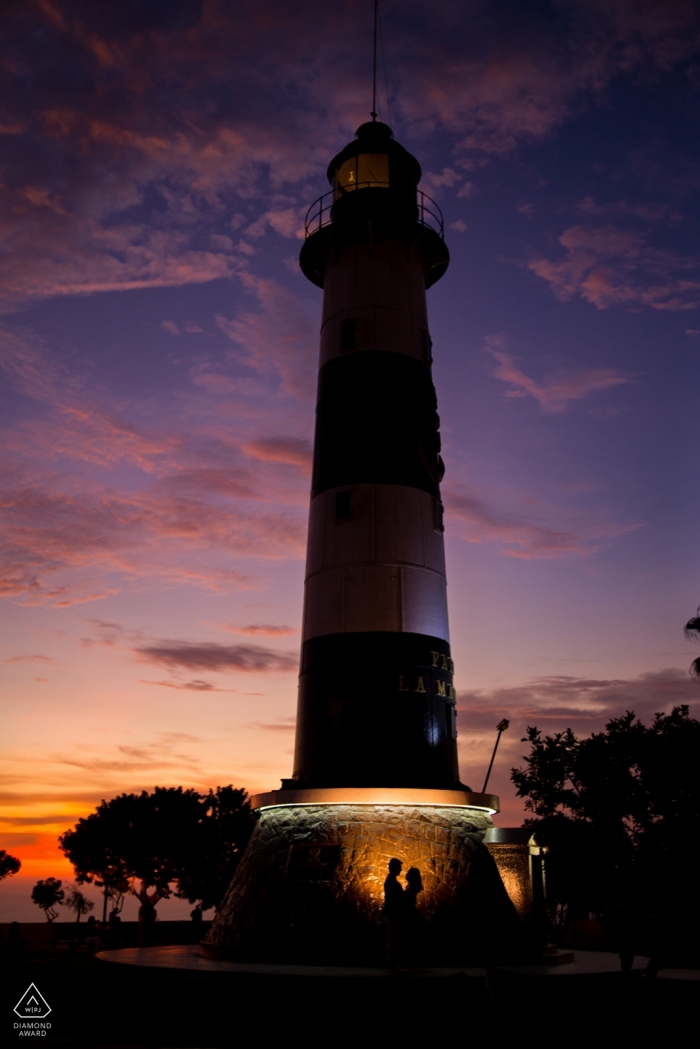 Sessione di Miraflores a Malecon con il faro al tramonto