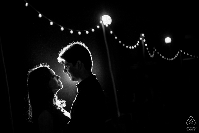 Miraflores Lima Backlight retrato de pareja en la noche con luces.