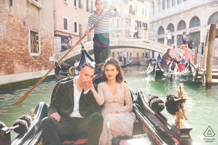 Canal perto da piazza san marco - veneza itália | Uma sessão de noivado de casal durante um passeio de gôndola em Veneza