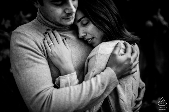 Foto por: <a href="https://www.wpja.com/photos/diamond-award-top-wedding-engagement-photographer/2563383"> Federica Ariemma - Napoli Napoli Fotografía de primer plano en blanco y negro de una pareja durante una sesión de compromiso