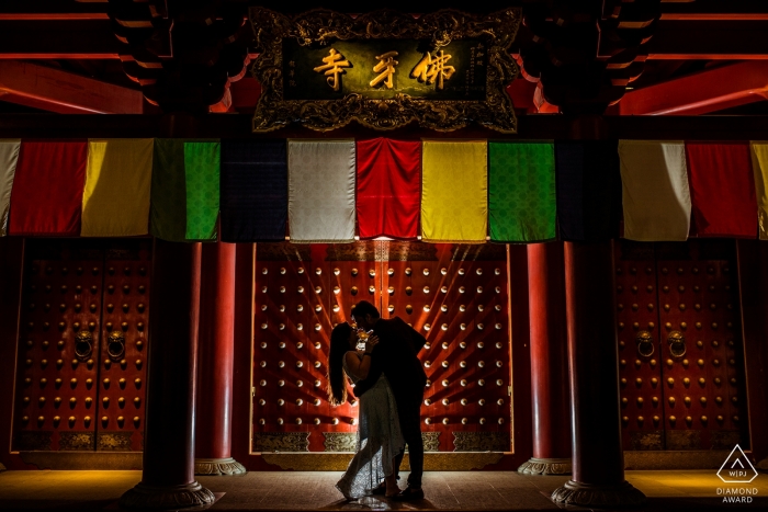 Photo: <a href="https://www.wpja.com/photos/diamond-award-top-wedding-engagement-photographer/2563439"> Anupa Shah - Maharashtra de Mumbai Portraits de Singapour avant le mariage en rouge - Un plongeon et un baiser dans le quartier chinois