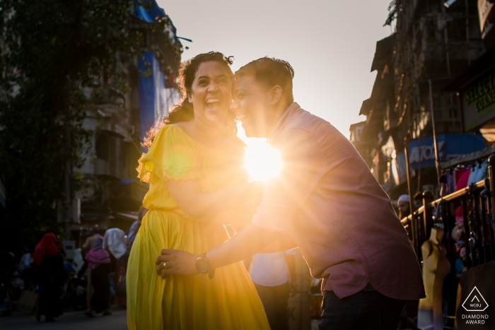 Photo: <a href="https://www.wpja.com/photos/diamond-award-top-wedding-engagement-photographer/2563442"> Anupa Shah - Maharashtra de Mumbai Mumbai Sunshine Love Couple - Portrait dans les rues tout en tirant au soleil