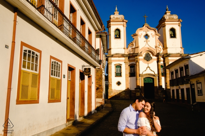 Séance photo d'engagement de Ouro Preto, Brésil - Un jeune couple dans le village sous le soleil et les ombres.