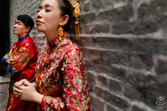 Photo de: <a href="https://www.wpja.com/photos/diamond-award-top-wedding-engagement-photographer/2563561"> Jacob Gordon - Perth, Australie occidentale Portraits de couple d'Ho Chi Minh-Ville en costume traditionnel contre un mur de briques.