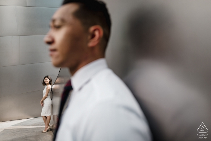 Foto von: <a href="https://www.wpja.com/photos/diamond-award-top-wedding-engagement-photographer/2563908"> Attila Iuhasz - Los Angeles, Kalifornien Komposition eines verlobten Paarprofils in der Walt Disney Concert Hall - Bilder vor der Hochzeit.