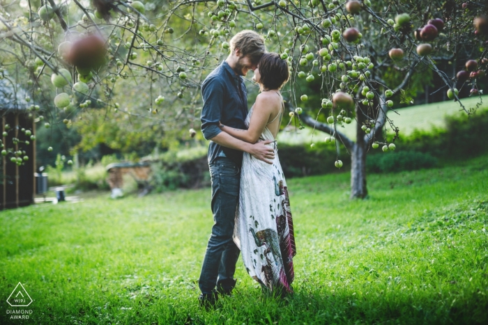 Photo: <a href="https://www.wpja.com/photos/diamond-award-top-wedding-engagement-photographer/2564007"> Tanja Ruderes - Graz Styrie / Autriche e-shoot d'un couple fiancé dans leur jardin de pommiers