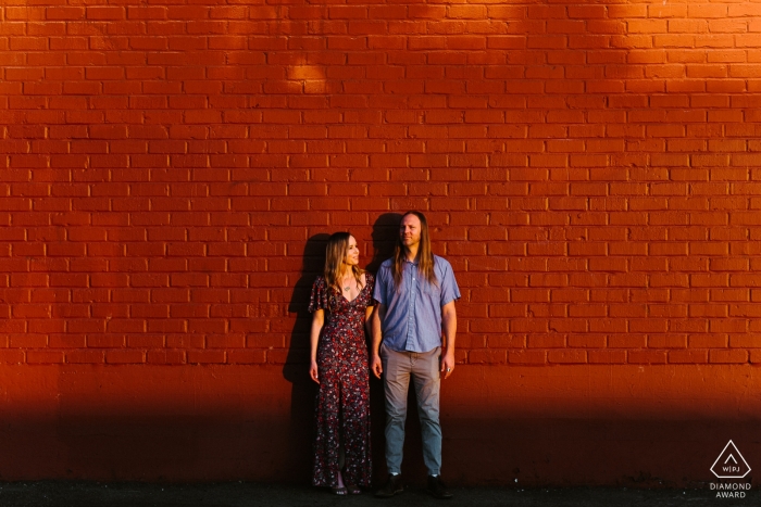 Photo par: <a href="https://www.wpja.com/photos/diamond-award-top-wedding-engagement-photographer/2564829"> Darren Hendry - Pasadena en Californie Couple, pose, devant, a, mur rouge, à, coucher soleil, dans, DTLA