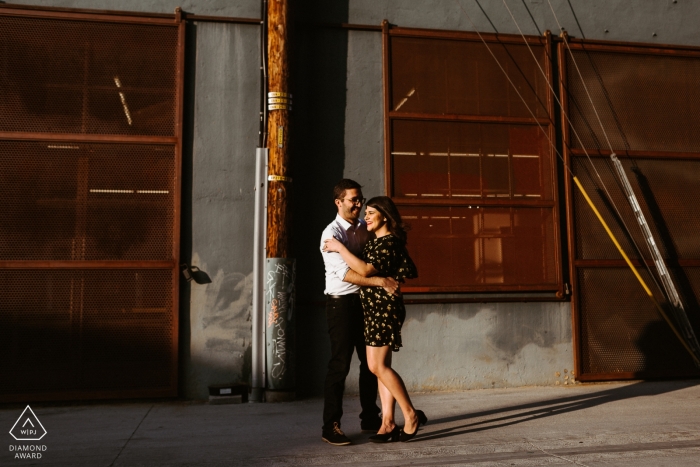 Photo par: <a href="https://www.wpja.com/photos/diamond-award-top-wedding-engagement-photographer/2564830"> Darren Hendry - Pasadena en Californie Session d'engagement du centre-ville de Los Angeles, Californie - Un couple s'embrassant dans une ruelle à DTLA
