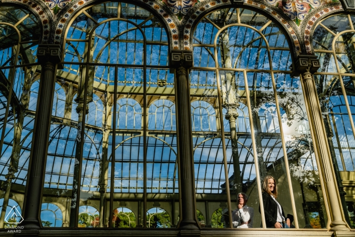 Séance photo d'engagement de Madrid avec un couple au Cristal Palace