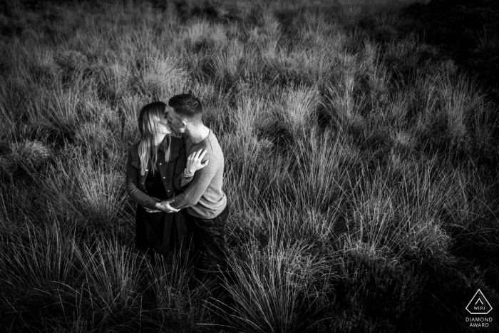 Zdjęcie: <a href="https://www.wpja.com/photos/diamond-award-top-wedding-engagement-photographer/2565278"> Caroline Elenbaas - Heijningen Noord Brabant Rucphense Heide, sesja zdjęciowa Rucphen | Zaręczona para całuje się na de moor,