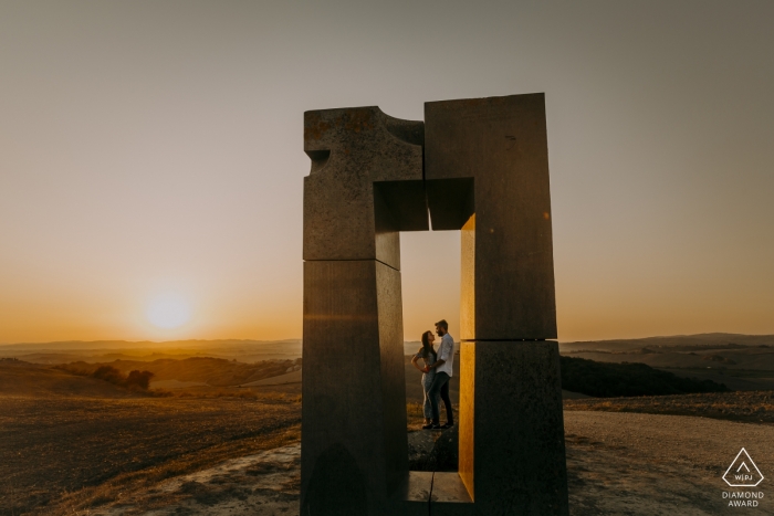 Foto von: <a href="https://www.wpja.com/photos/diamond-award-top-wedding-engagement-photographer/2565282"> Marco Fantauzzo - Monteriggioni Siena Site Transitoire, Crete Senesi, Toskana - Verlobungssitzung mit einem Paar am Fenster der Liebe