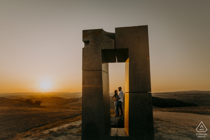 Site Transitoire, Crete Senesi, Tuscany - Sesión de compromiso con una pareja en la ventana del amor