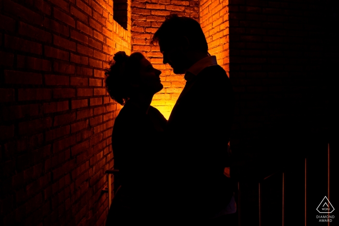 Résidence étudiante, Leiden, Pays-Bas - Tournage de fiançailles - Silhouette de couple dans leur ruelle éclairée au domicile étudiant