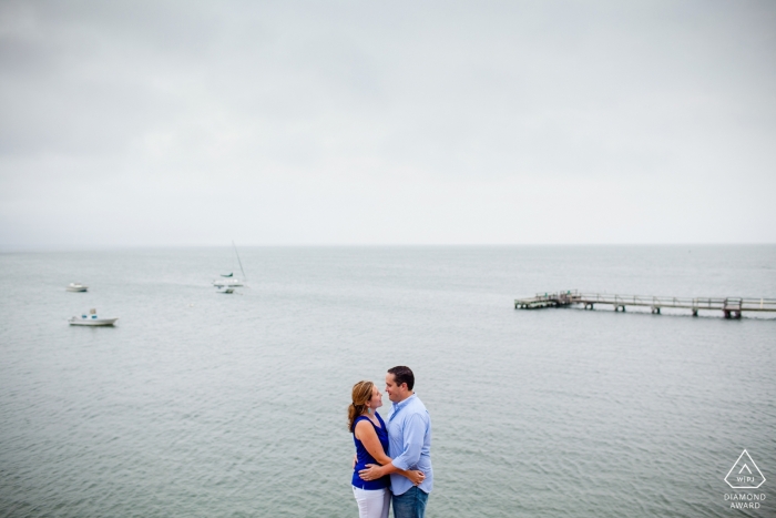 South Dartmouth, MA Verlobungsshooting mit einem Paar am Meer