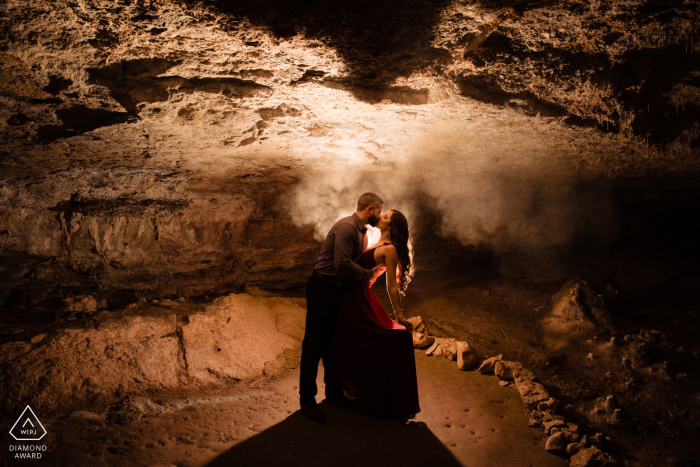 Westcave Outdoor Discovery Center - Encontrar o amor em uma caverna de TX durante a sessão de fotos de noivado