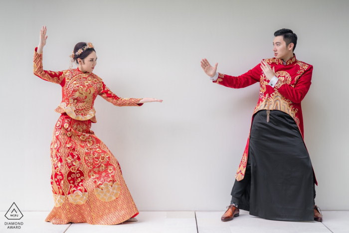 Samujana Villas, Koh Samui Pré-sessão de retrato de casamento - O casal estava tentando fazer uma competição de artes marciais em trajes de casamento tradicional chinês.