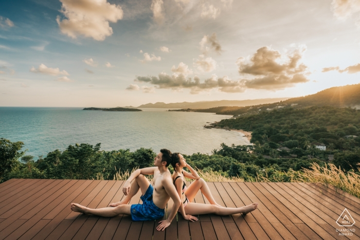 Samujana Villas, Koh Samui Zaręczyny Strzelaj na drewnianym pokładzie w strojach kąpielowych | Para obejmowała przyrodę i czekała na zachód słońca.