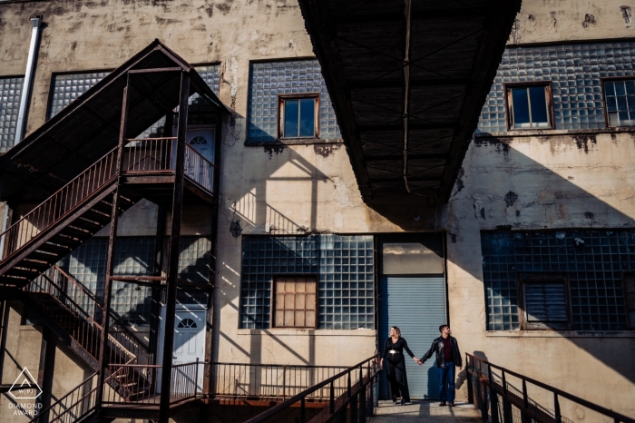 Engagement de la ville de Baltimore | Séance photo industrielle avec un jeune couple qui se marie.