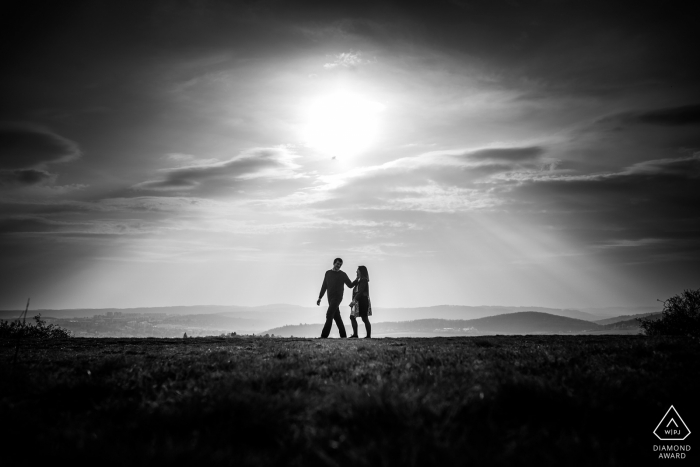 Fotografia de noivado na República Tcheca | Casal de Brno durante a sessão durante uma caminhada à tarde