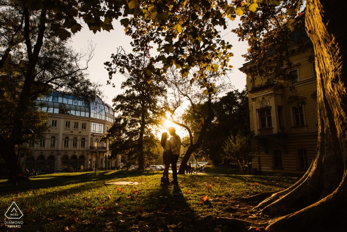 Sofia, Bulgária - Sessão de fotos com luz de fundo para casal de noivos