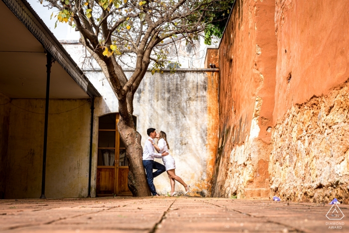 Ella se inclina más cerca de él en la Casa de las Artes, San Agustín Etla, Oaxaca, México - Sesión de fotos de compromiso