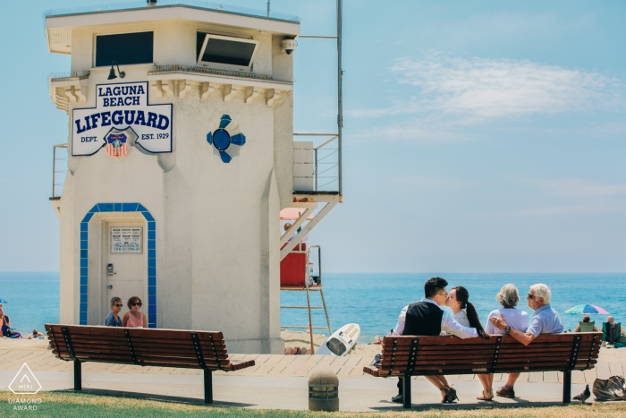 Laguna Beach, sessione fotografica di fidanzamento in California | Una giovane coppia e una coppia di anziani al mare.