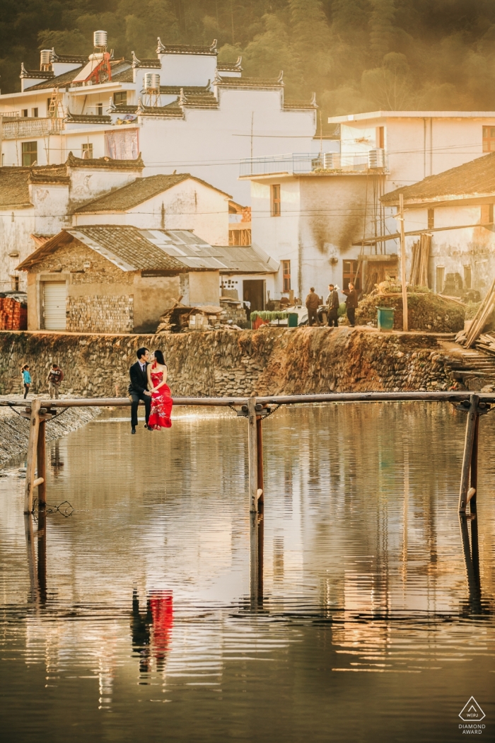 Wuyuan, Jiangxi, China Porträtfotografie | Paar auf der Brücke auf dem Lande.